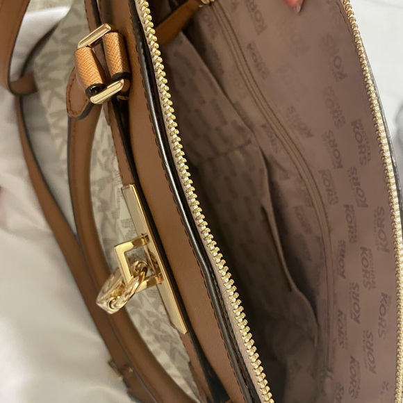 Michael Kors purse - Picture 5 of 7